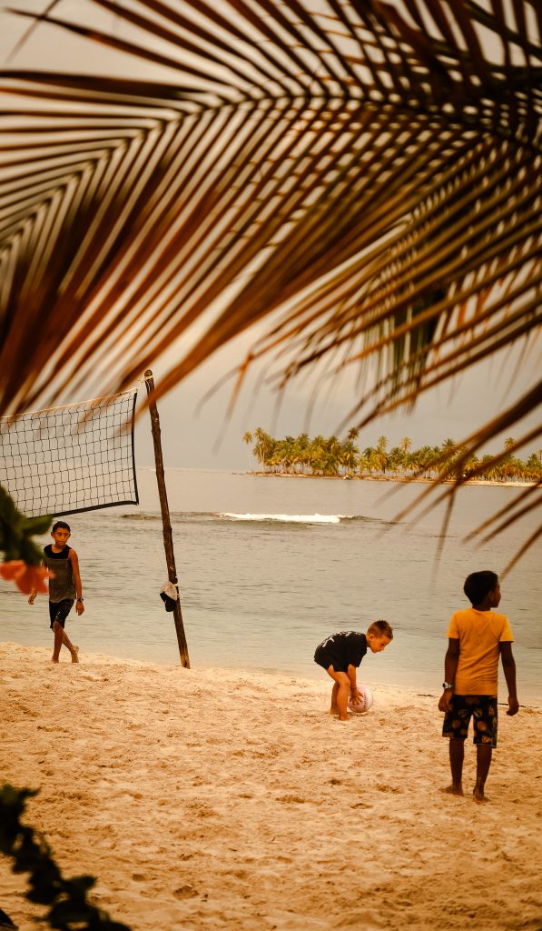 ViContrast photography of panamanian children playing beach volleyball.